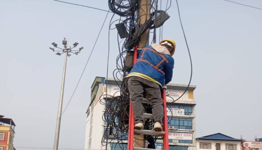 भरतपुरमा अव्यवस्थित तार हटाइँदै