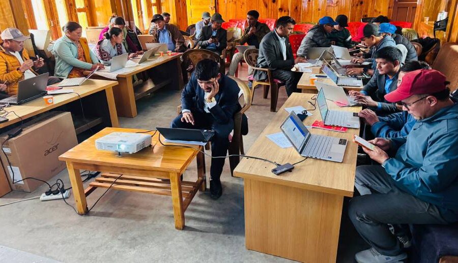 बीस विद्यालयलाई ल्यापटप वितरण