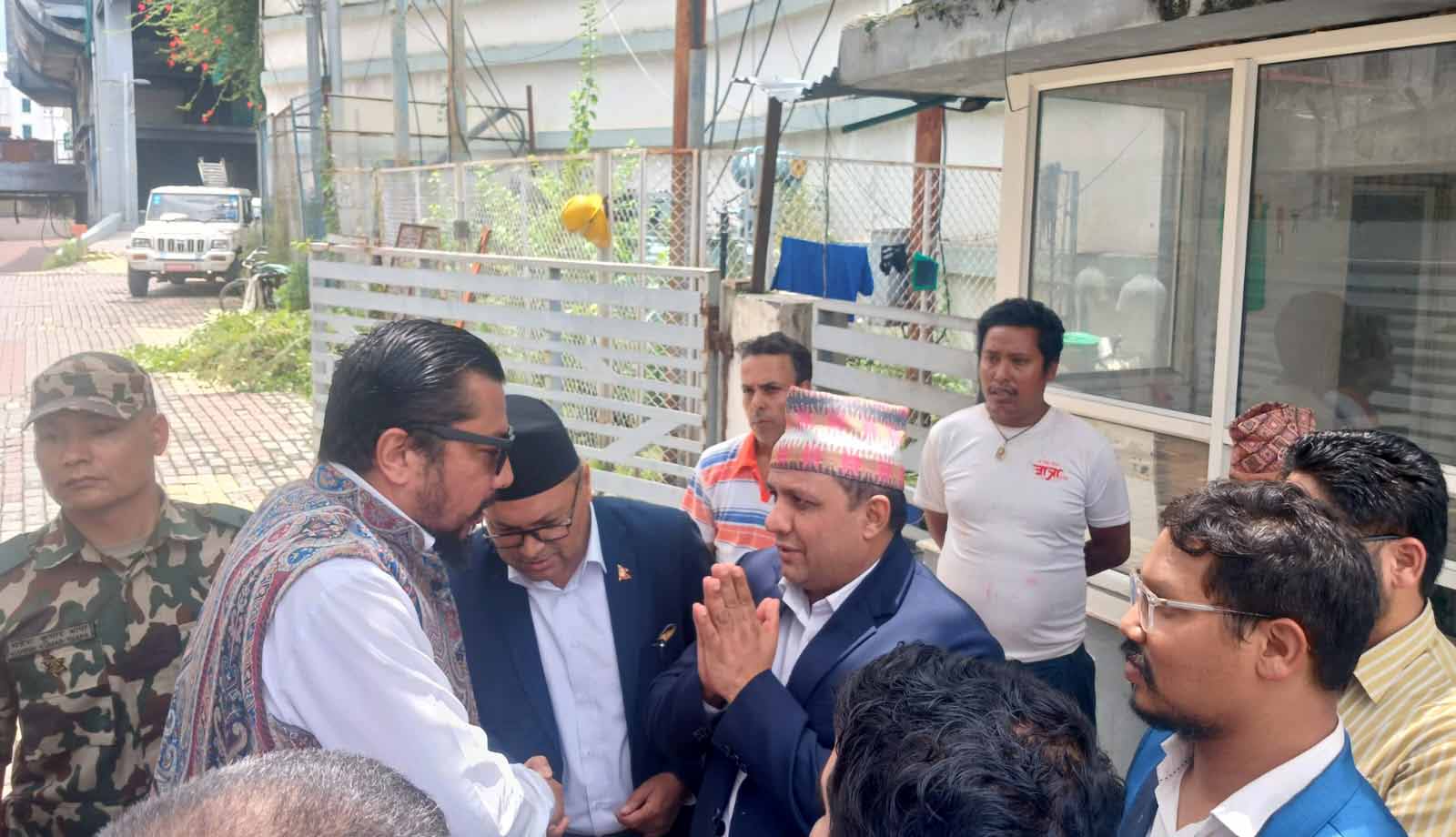 थापाथलीको पोलमा रहेका तारको गुजुल्टोमा आगोलागेपछि तार व्यवस्थापन गर्न उर्जामन्त्रीको निर्देशन