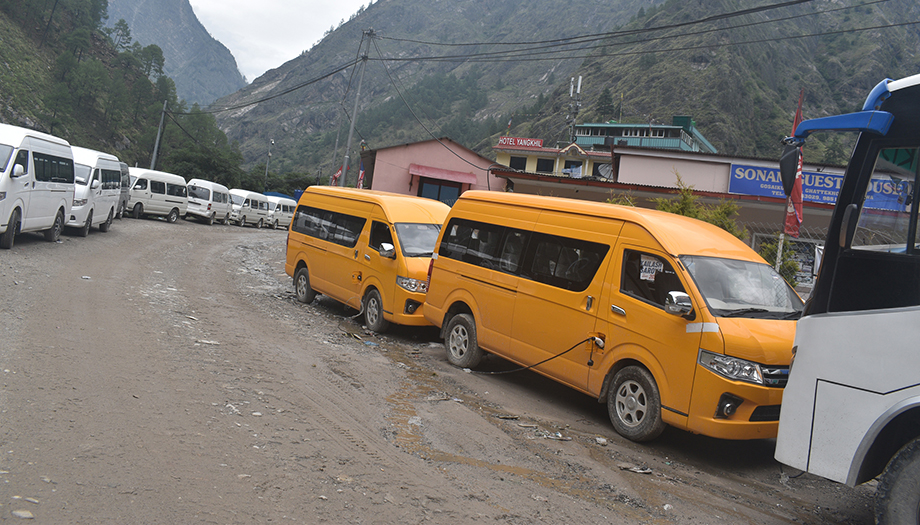 भोटेकोशी नदीमा आएको आकस्मिक बाढीले सयौं गाडीहरु बगायो, रसुवा भन्सार यार्डबाटै ३ गाडी बगाएको अनुमान