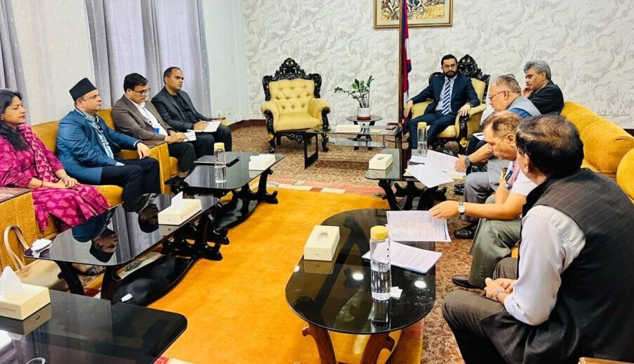 इन्जिनियरिङ शिक्षातर्फ विद्यार्थीको आकर्षण बढाउन शिक्षामन्त्रीद्वारा सरोकारवालासँग छलफल
