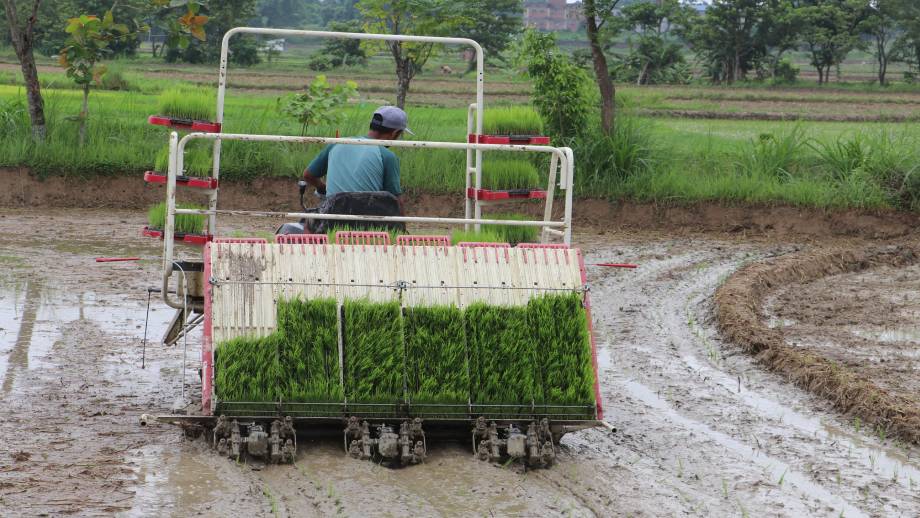 रोपाइँ गर्न आधुनिक प्रविधिको प्रयोग