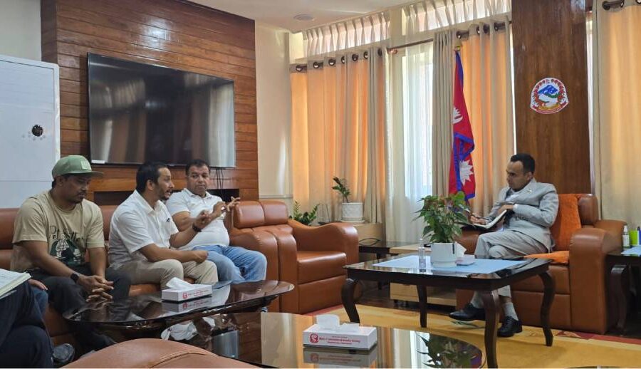 चलचित्र क्षेत्रलाई उद्योगका रूपमा मान्यता दिन सञ्चारमन्त्रीको पहल, सिनेकर्मीसँग विस्तृत छलफल