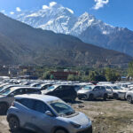 कोरलानाकाबाट भित्रिएका ‘इभी’ गन्तव्यमा पुर्याउनै सकस, बिवाईडीका मात्रै २००० बढी गाडी मुस्ताङमा रोकिए