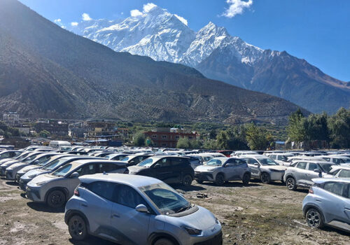 कोरलानाकाबाट भित्रिएका ‘इभी’ गन्तव्यमा पुर्याउनै सकस, बिवाईडीका मात्रै २००० बढी गाडी मुस्ताङमा रोकिए