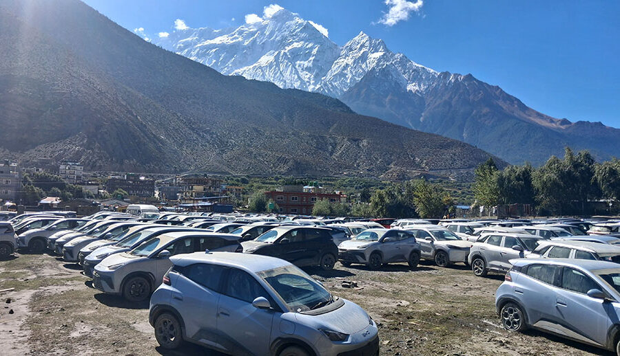 कोरलानाकाबाट भित्रिएका ‘इभी’ गन्तव्यमा पुर्याउनै सकस, बिवाईडीका मात्रै २००० बढी गाडी मुस्ताङमा रोकिए