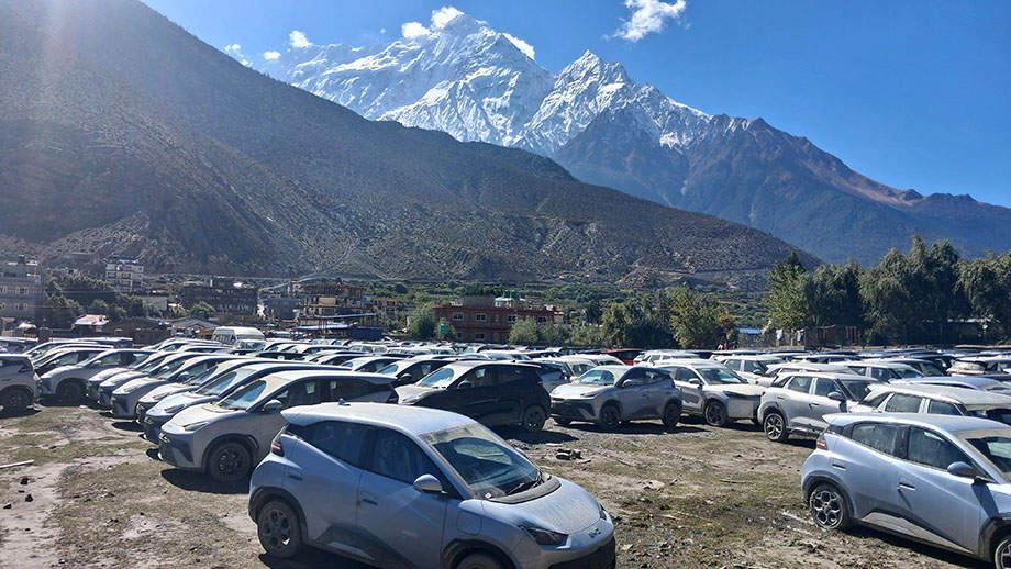 कोरलानाकाबाट भित्रिएका ‘इभी’ गन्तव्यमा पुर्याउनै सकस, बिवाईडीका मात्रै २००० बढी गाडी मुस्ताङमा रोकिए