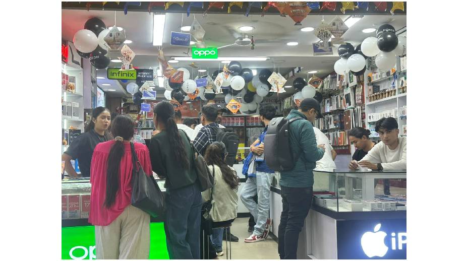 स्मार्टफोनको मूल्य २० देखि २५ प्रतिशतसम्म बढ्यो: चाडपर्वमा सोचेजस्तो अफर पनि छैन, व्यापार पनि छैन