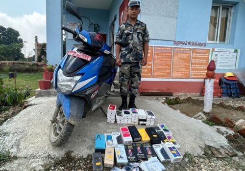 धनुषाको सीमावर्ती क्षेत्रबाट सशस्त्र प्रहरी बलले बरामद गर्यो ४१ थान मोबाइल तथा १ थान स्कुटर