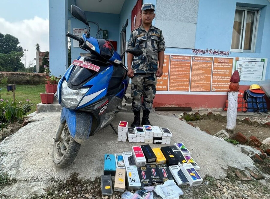 धनुषाको सीमावर्ती क्षेत्रबाट सशस्त्र प्रहरी बलले बरामद गर्यो ४१ थान मोबाइल तथा १ थान स्कुटर