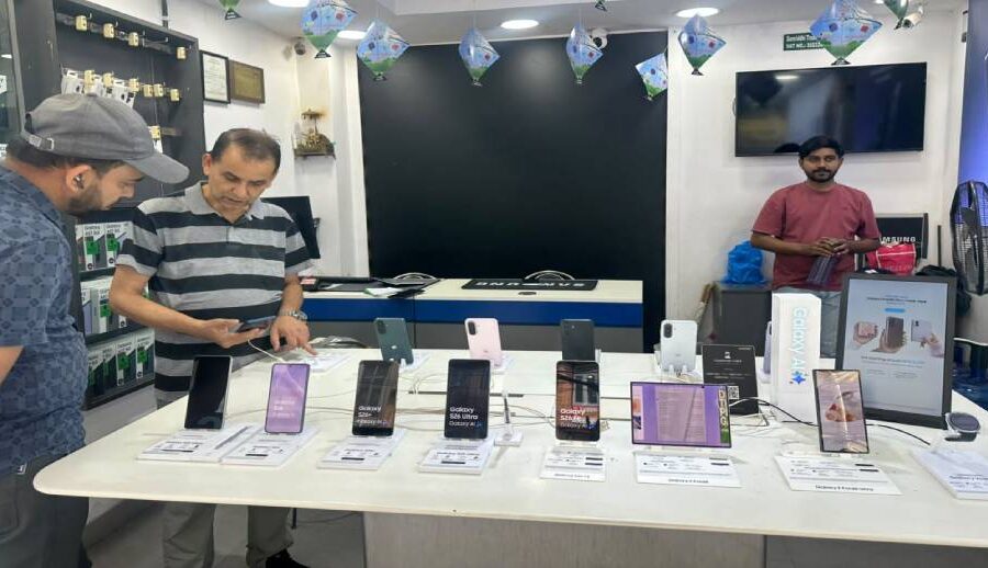 स्मार्टफोनको मूल्य बढेसँगै किस्ताबन्दीतर्फ मोडिँदै ग्राहकहरु