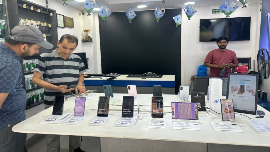 स्मार्टफोनको मूल्य बढेसँगै किस्ताबन्दीतर्फ मोडिँदै ग्राहकहरु